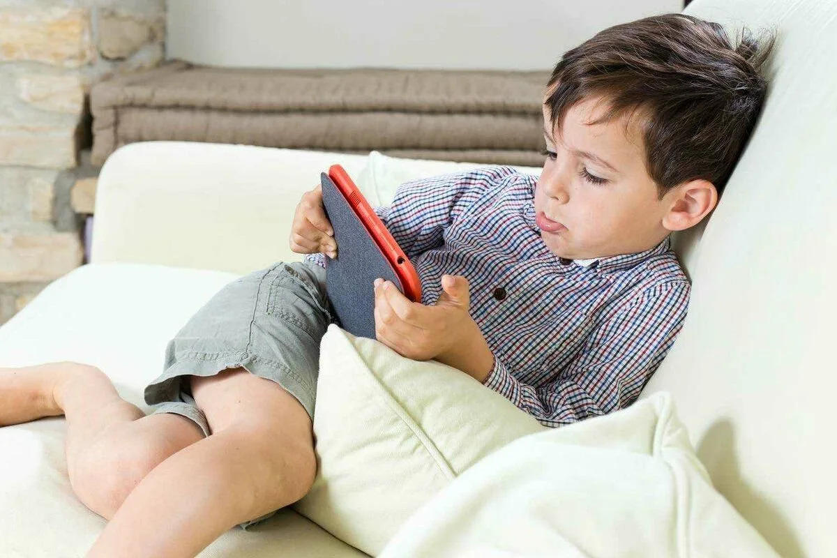 Digitalna detoksikacija za decu: kako odviknuti dete od ekrana bez svađa i suza